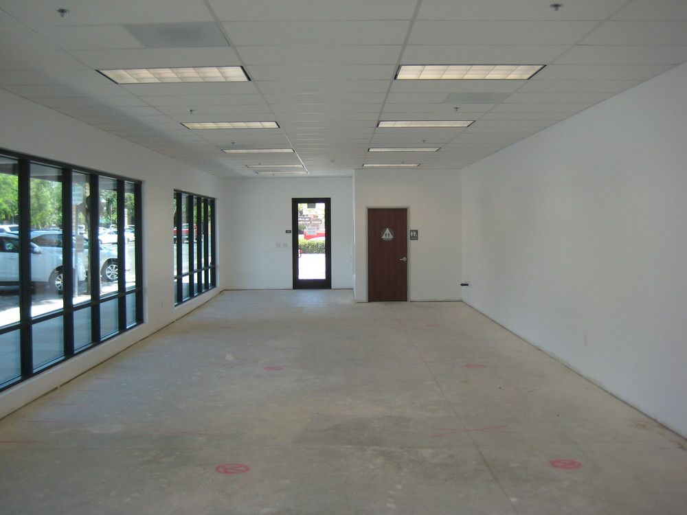 Retail For Lease: 213 W 8th St, Hanford, CA 93230